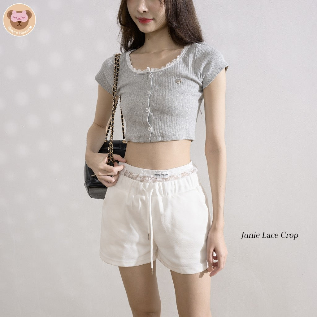 Junie Lace Crop เสื้อครอปเเขนสั้น เเต่งขอบลูกไม้ ดีเทลเเต่งอะไหล่เงินเป็นทรงเบสิค เเมทง่าย