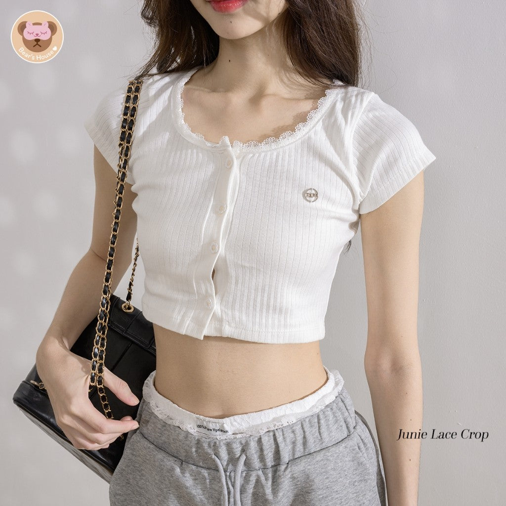 Junie Lace Crop เสื้อครอปเเขนสั้น เเต่งขอบลูกไม้ ดีเทลเเต่งอะไหล่เงินเป็นทรงเบสิค เเมทง่าย